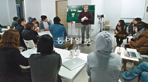 인천 지역 청년들이 인천 발전 방안을 만들어 보겠다며 결성한 ‘청년플러스’의 회원들이 출범에 앞서 21일 회의를 하고 있다. 이들은 “문화 활동 등을 통해 인천의 이미지를 바꿔 나가겠다”고 입을 모았다. 차준호 기자 run-juno@donga.com