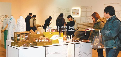 대구 동구 신천동 대구경북디자인센터가 최근 마련한 브랜드 디자인 전시회에서 회사 관계자들이 제품들을 살펴보고 있다. 최근 대구에선 자체 브랜드를 개발해 국내외 경쟁력을 높이는 중소기업이 늘고 있다. 대구경북디자인센터 제공