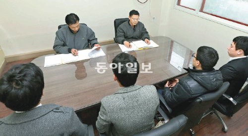 21일 오후 경기 김포시 대곶면 신한벽지 공장에서 현장직 지원자 7명에 대한 면접이 열렸다. 신한벽지 채용과정의 ‘필수 관문’인 
공장 견학을 마친 지원자들이 면접실에 앉아 면접관들의 질문에 답하고 있다. 김포=원대연 기자 yeon72@donga.com