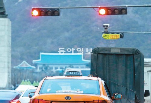 이명박 대통령은 22일 택시를 대중교통 수단으로 인정하는 ‘대중교통 육성 및 이용 촉진법’ 개정안(일명 ‘택시법’)에 대해 거부권을 행사했다. 이날 오후 서울 광화문 앞 도로에서 빨간 신호등에 멈춰 선 택시 정면으로 청와대가 보인다. 원대연 기자 yeon72@dong