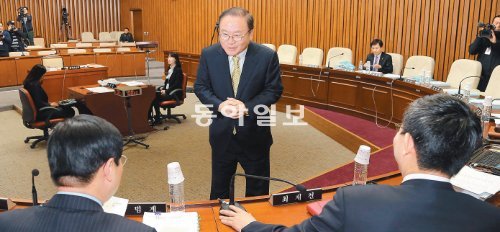 헌법재판소장 후보자에 대한 국회 인사청문회 이틀째인 22일 이동흡 후보자가 질의가 시작되기 전 민주통합당 의원들에게 “요청하신 자료를 준비 중”이라고 말하고 있다. 양회성 기자 yohan@donga.com