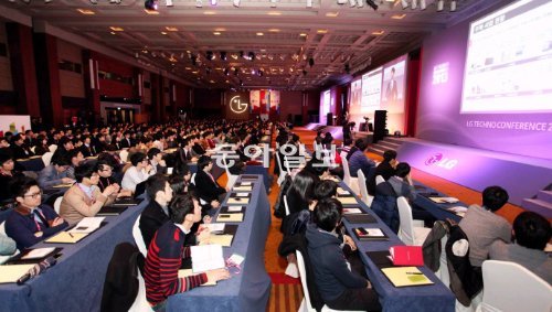 ‘LG 테크노 콘퍼런스 2013’에 참가한 학생들이 행사에 대한 설명을 듣고 있다. LG그룹 제공
