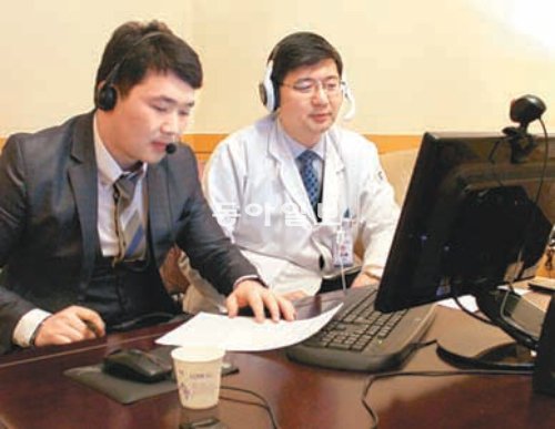 매주 금요일 오후 7시 반에 방송되는 몽골 MGL라디오의 건강정보 프로그램을 진행하는 터드냠 씨(왼쪽)와 4일 첫 방송에 출연한 백정흠 교수. 가천대 길병원 제공