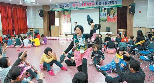 하하 호호 웃음대학 전남 완도군은 ‘웃음대학’을 개설하고 웃음치료사를 양성하는 등 무형의 웃음을 산업화하고 있다. 웃음치료사 양성과정 개강식에 참석한 수강생들이 한 주민의 우스꽝스러운 몸짓을 보고 폭소를 터뜨리고 있다. 완도군 제공