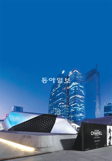 3월 3일까지 중국 광저우 오페라하우스에서 열리는 ‘문화샤넬전’ 전경. 샤넬의 예술적 면모를 드러내는 사진과 글, 그림을 비롯해 패션작품과 향수 시계 등 400여 가지 아이템이 전시된다.