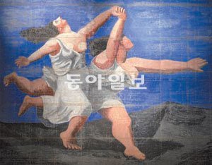 파블로 피카소가 1924년 발레 ‘푸른 기차’ 공연을 위해 제작한 무대 배경. 영국 런던에 있는 ‘빅토리아 앤드 앨버트 뮤지엄’의 허락을 받아 이번 ‘문화샤넬전’에 전시할 수 있었다.