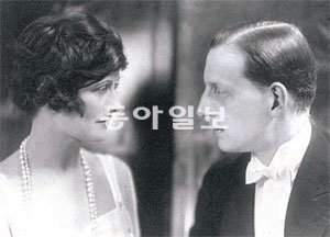 1920년 촬영된 가브리엘 샤넬과 그의 연인 드미트리 파블로비치 대공의 사진. 샤넬은 대공의 영향을 받아 트위드 재킷과 향수를 만들게 된다.