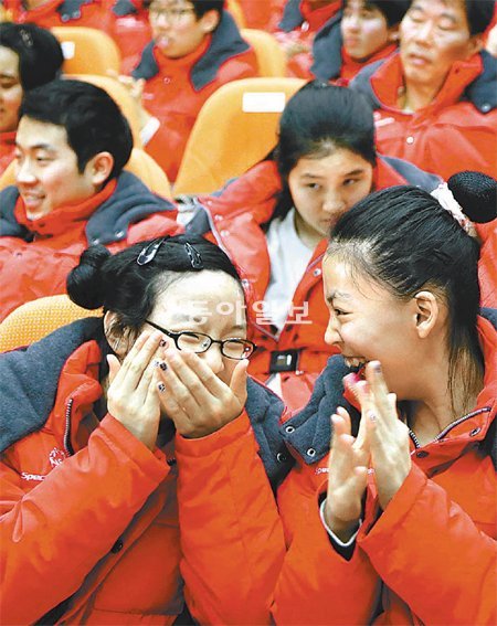 한국선수단 출정식 ‘투게더 위 캔(Together We Can).’ 2013 평창 겨울 스페셜올림픽 개막을 5일 앞두고 한국 선수단이 출정식을 가졌다. 24일 서울 국립중앙박물관 대강당에서 열린 출정식에는 시범 종목까지 포함해 8개 종목 선수 230여 명이 참석했다. 종목별로 선수들을 소개하는 시간에 단복을 입은 선수들이 즐거운 표정으로 동료들과 얘기를 나누고 있다. 변영욱 기자 cut@donga.com