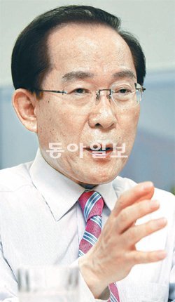 이회창 전 자유선진당 대표는 24일 서울 시내 개인사무실에서 동아일보 기자와 만나 대선 기간 백의종군으로 선거운동을 하며 박근혜 후보의 대통령 당선에 기여했던 과정과 소회를 담담하게 털어놨다. 향후 행보에 대해선 “당분간 계속 구름 위에 있으려 한다”며 웃었다. 동아일보DB