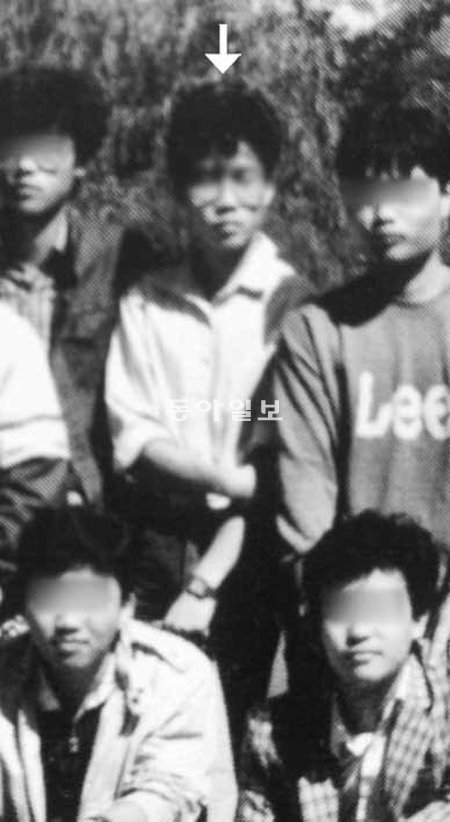 김용준 국무총리 후보자의 장남인 현중씨(화살표)의 1986년 고등학교 졸업 사진. 김 씨는 1989년 신장 및 체중 미달을 이유로 제2국민역(5급) 판정을 받았다.