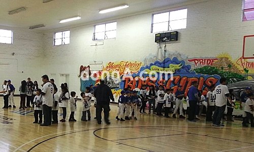 LA 다저스의 류현진(등번호 99번)이 25일(현지시간) 미국 로스앤젤레스에서 열린 다저스 팬 미팅 행사에 참석해 팬들과 즐거운 시간을 보내고 있다. 동아닷컴