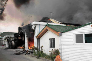 2010년 11월 23일 북한군 포격으로 화염에 휩싸인 주택.