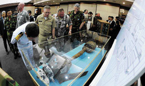 2010년 5월 천안함 폭침과 관련해 유엔사 특별감사단 일행이 증거물을 살피고 있다.
