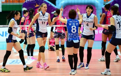 27일 오후 인천 도원체육관에서 열린 '2012-2013 NH농협 V리그' 흥국생명과 IBK 기업은행의 경기에서 기업은행 알레시아가 공격을 성공시킨 뒤 동료들과 기쁨을 나누고 있다. 인천｜김민성 기자 marineboy@donga.com 트위터 @bluemarine007