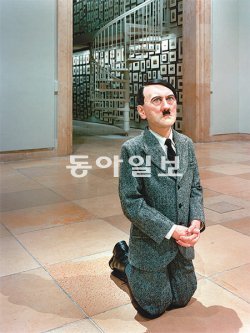 마우리치오 카텔란, 참회하는 히틀러, 2001년
