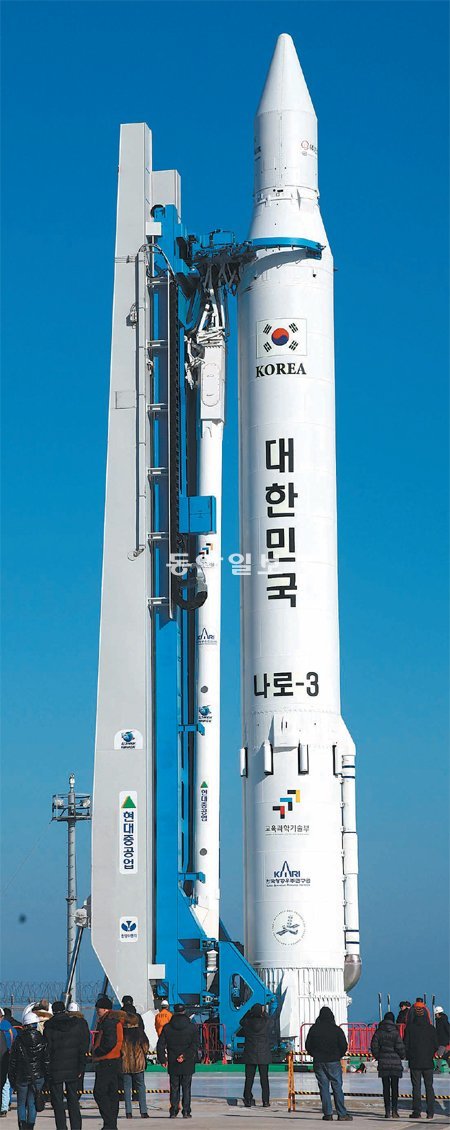 다시 선 나로호 한국 첫 우주발사체 나로호가 발사를 이틀 앞두고 28일 오후 전남 고흥군 나로우주센터 발사대에 수직으로 세워졌다. 나로호는 지난해 11월 29일 발사가 연기된 이후 두 달여 만에 하늘 문을 다시 두드린다. 한국항공우주연구원 제공
