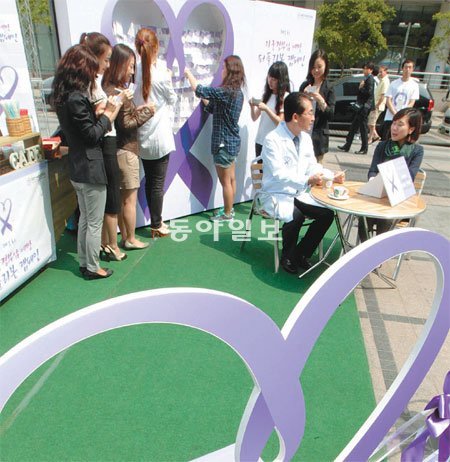 대한산부인과학회는 지난해 5월 서울 종로구청계광장에서 자궁경부암 예방 캠페인을 열었다. 이 행사에는 산부인과에 가기 꺼려하는 미혼 여성들이 많이 참여해 전문의로부터 상담을받았다. 동아일보DB