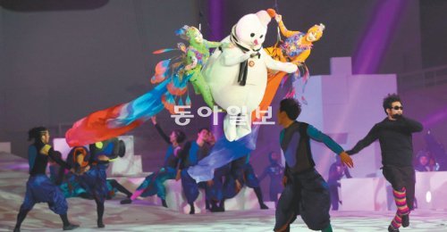 순수한 영혼들의 축제 2013
 평창 겨울 스페셜올림픽 개막 공연의 주제는 순수한 영혼을 지닌 ‘스노맨’의 아프고도 아름다운 성장 스토리다. 스노맨은 
지적장애인을 상징한다. 편견과 차별에 쓰러졌던 스노맨이 어머니의 사랑과 눈꽃 요정이 전해준 힘으로 일어나 나래를 펴고 있다. 
평창=변영욱 기자 cut@donga.com