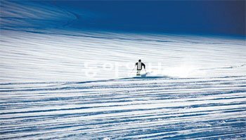 블랙콤 산 정상 아래 블랙콤 빙하의 설원을 질주하는 스키어의 모습이 아름답다.