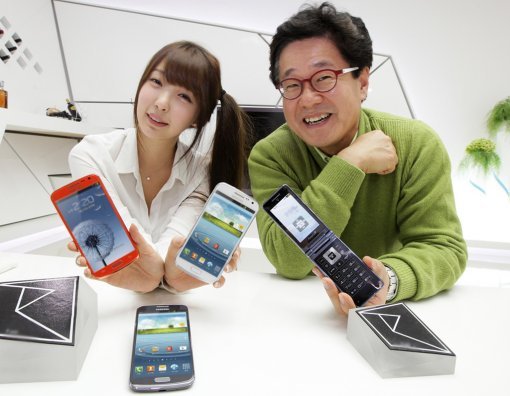 모델들이 SK텔레콤 전용으로 출시된 LTE 스마트폰 ‘갤럭시 팝’과 2G 일반폰 ‘와이즈2 2G’를 소개하고 있다. 사진제공｜SK텔레콤