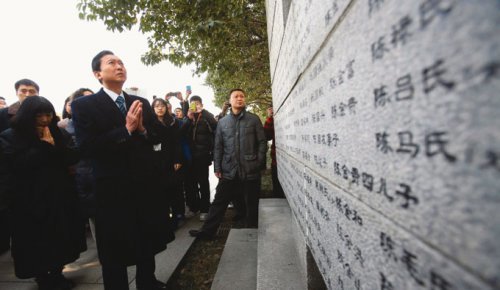 1월 17일 하토야마 유키오 전 일본 총리(맨 앞)가 중국 장쑤성 난징시 ‘난징대학살기념관’을 찾아 추도하고 있다.