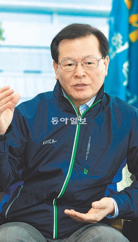 박대원 한국국제협력단 이사장은 지난달 25일 “현재 한국의 원조 액수는 서구 선진국에 비해 적지만 걱정하지 않는다”며 “빈곤국에서 출발해 선진국이 됐듯이 한국은 원조에서도 선진국을 따라잡을 것” 이라고 자신했다. 성남=허진석 기자 jameshuh@donga.com