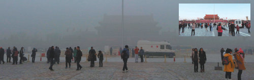 스모그에 갇힌 베이징 요즘 중국이 지독한 스모그로 몸살을 앓고 있다. 이번 스모그 탓에 베이징에서는 앞으로 10년 내 폐암 환자가 60%나 늘어날 것이라는 보도가 나올 정도다. 지난달 29일 스모그로 가득 찬 베이징 톈안먼 광장. 맑게 갠 1일 오른쪽 위 사진과 대비된다. 베이징=신화통신 연합뉴스