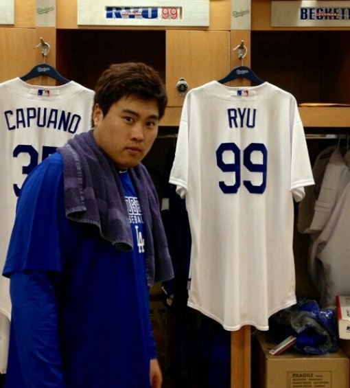 류현진이 2일(한국시간) LA 다저스 클럽하우스에서 ‘인증샷’을 찍었다. 류현진의 유니폼 왼쪽에 크리스 카푸아노의 유니폼이 보인다. 류현진의 오른쪽에는 조시 베켓이 자리한다. 사진제공｜류현진