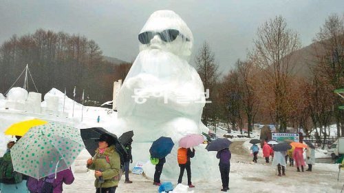 비닐 씌운 눈조각 비가 내린 1일 강원 태백시 태백산눈축제장 모습. 얼음이 녹는 것을 막기 위해 말춤 추는 싸이 눈조각에 비닐이 씌워져 있다. 태백시는 비가 오자 긴급히 눈 조각들에 비닐을 씌웠지만 일부는 훼손을 막지 못했다. 태백시 제공