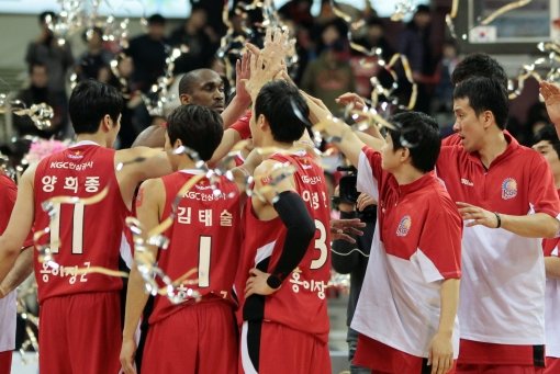 KGC가 후반기 연승행진을 이어가며 디펜딩 챔피언의 저력을 발휘하고 있다. KGC는 최근의 상승세를 바탕으로 상위권 도약을 노리고 있다. 사진제공｜KBL