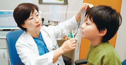 7∼9세 때 시력이 90% 이상 발달하기 때문에 취학 전에 안과 진료를 받고 이상 유무를 점검하는 게 좋다. 분당서울대병원 제공