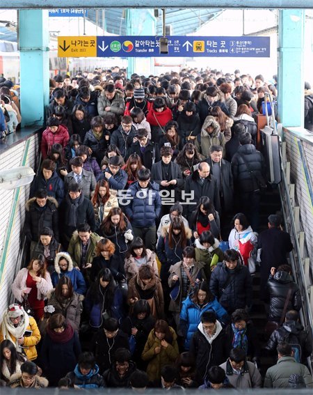 눈길 피해 지하철로… 4일 오전 서울 구로구 신도림역이 폭설 때문에 자가용 대신 대중교통을 이용하려는 시민들로 붐비고 있다. 이날 서울은 밤새 16cm의 폭설이 내렸다. 서울시는 이날 오전 7∼10시 출근시간대 서울지하철 이용객이 296만 명으로, 지난주 월요일보다 33만 명(14.3%) 늘었다고 밝혔다. 양회성 기자 yohan@donga.com