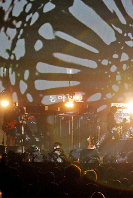 3일 밤 서울 광장동에서 열린 록밴드 마이 블러디 밸런타인의 내한공연 무대. 라이브네이션코리아 제공