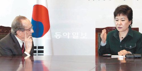 朴당선인, 페리 前 美국방 만나 “北 핵실험 우려” 박근혜 대통령 당선인이 4일 서울 종로구 통의동 당선인 접견실에서 윌리엄 페리 전 미국 국방장관을 만나 북한 핵실험에 대한 우려를 밝히고 있다. 인수위사진기자단