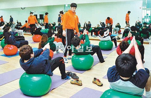 건양대 다이어트 캠프에 참가한 학생들이 체육관에서 매니저들의 지도를 받으며 운동 하고 있다. 참가학생 35명은 평균 8.0kg을 감량했다. 건양대 제공