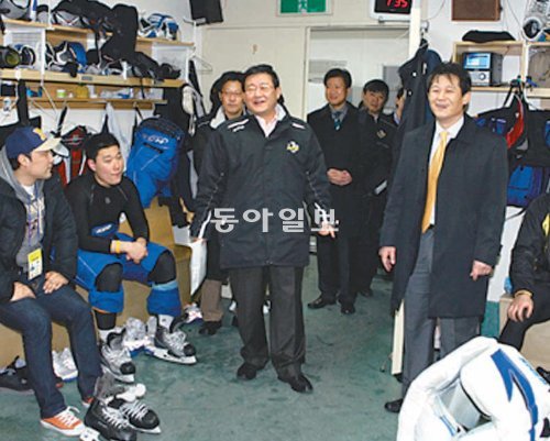 아이스하키-정몽원 회장 정몽원 한라그룹 회장(가운데)이 2011년 3월 안양 한라 아이스하키단 선수 대기실을 찾아 선수들을 격려하고 있다. 한라그룹 제공