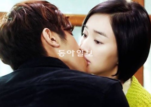 SBS 드라마 ‘야왕’에서 연상녀 연하남 커플 수애(33)와 유노윤호(27)가 키스신을 찍고 있다. SBS 제공