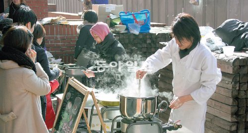 2일 서울 종로구 대학로에서 열린 도시장터 ‘마르쉐@혜화동’에서 한 요리사가 즉석에서 파스타를 만들고 있다. 소비자가 믿고 먹을 수 있도록 면 채소 등 파스타에 들어가는 모든 재료의 생산지와 생산자를 표시했다. 여성환경연대 제공