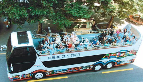 부산시내를 질주하고 있는 부산시티투어 2층 오픈 탑.
