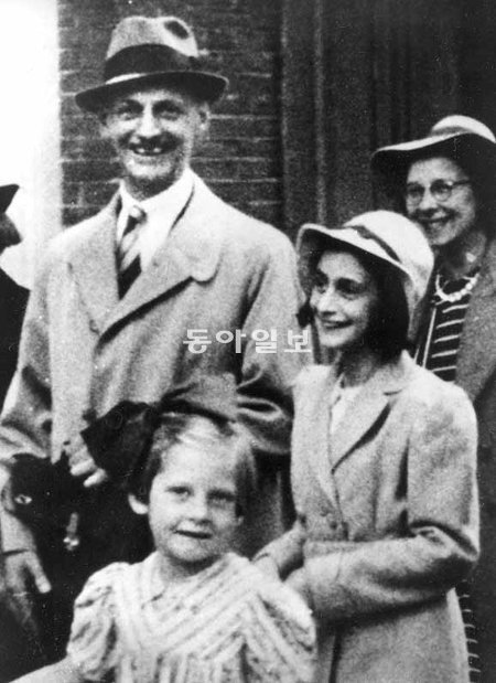 안네 프랑크는 편견과 고통 속에서도 인간의 선함을 믿었다. 안네 프랑크(오른쪽에서 두 번째)가 아버지와 함께 1941년 네덜란드 암스테르담 시청사 앞에서 찍은 사진. 동아일보DB