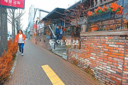 대구의 명물로 자리 잡은 앞산 카페거리의 풍경. 독특하고 개성 넘치는 카페가 많아 차를마시며 주변 풍경을 감상할 수 있다. 대구 남구 제공