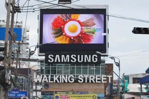 태국 파타야 시내 전광판의 비빔밥 영상광고. 사진제공 ｜ 서경덕 교수