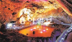 태백시 화전동 용연동굴의 내부. 태백시 제공