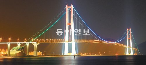 전남 여수와 광양항을 해상으로 잇는 세계 4번째로 긴 현수교인 이순신대교가 5년 6개월의 공사를 마치고 7일 준공식을 가졌다. 이순신대교는 주탑 간의 거리가 1545m로 충무공 이순신 장군이 태어난 1545년을 의미하고 세계 최고 높이를 자랑하는 270m인 콘크리트 주탑은 H자형으로 개방감이 우수하다. 박영철 기자 skyblue@donga.com