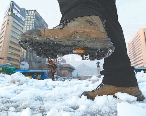 이상 폭설과 한파가 도심 패션까지 바꿔놓고 있다. 최근 따뜻하면서 미끄러지지 않는 등산화를 신고 출퇴근하는 직장인이 부쩍 늘었다. 홍진환 기자 jean@donga.com