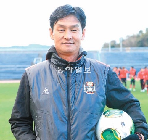 6일 일본 가고시마 현 기리시마에 위치한 고쿠부 운동공원 축구장에서 팀 훈련을 마친 뒤 포즈를 취한 최용수 FC 서울 감독. 그는 “우리에게 우승 징크스는 없다. 우리는 아시아축구연맹(AFC) 챔피언스리그 우승이라는 새로운 목표의식을 가지고 있다”며 새해 포부를 밝혔다. FC 서울 제공