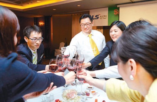 6일 서울 롯데호텔에서 열린 ‘과장진급 축하행사’에서 구자균 부회장(가운데)이 승진자 및 승진자 가족들과 축배를 들고 있다. LS산전 제공