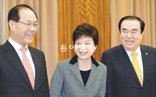 웃음 띤 만남… 北 도발엔 단호



박근혜 대통령 당선인(가운데)과 새누리당 황우여 대표(왼쪽), 민주통합당 문희상 비상대책위원장이 7일 국회 귀빈식당에서 만나 활짝 웃고 있다. 이날 3자 회동은 북한이 예고한 제3차 핵실험의 대응책 마련을 위해 열렸다. 사진공동취재단