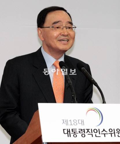 정홍원 국무총리 후보자가 8일 서울 삼청동 한국금융연수원 내 대통령직 인수위원회에서 기자회견을 하고 있다. 인수위사진기자단