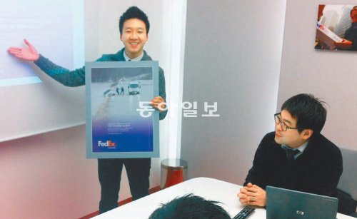 페덱스코리아에서 인턴으로 근무하고 있는 대학생 오성 씨(왼쪽)가 8일 서울 마포구 합정동 본사에서 직원들을 대상으로 프레젠테이션을 하고 있다. 오 씨는 현재 페덱스코리아의 ‘한류 프로젝트’ 사업을 준비하고 있다. 페덱스코리아 제공